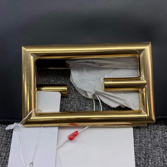 100% Authentic Fendi Leather Shoulder Bag - Picture 10 of 12